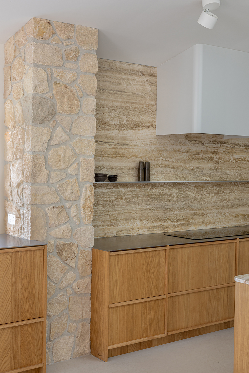 Casa de playa de verano — kitchen by Designmarked Kitchens, Waikato — NKBA Excellence in Design 2025